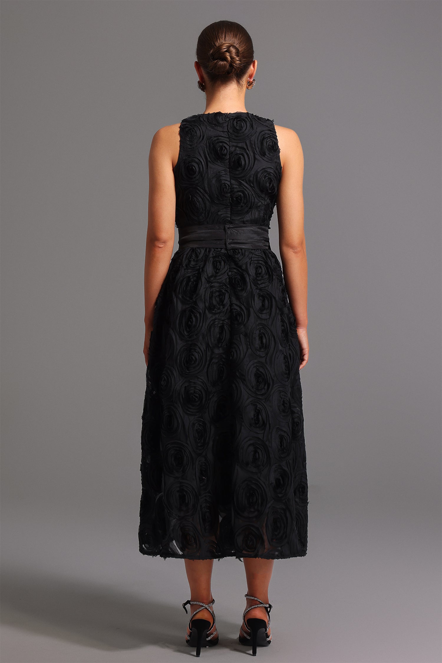 Runa Sleeveless Round Neck Flowers Midi Dress