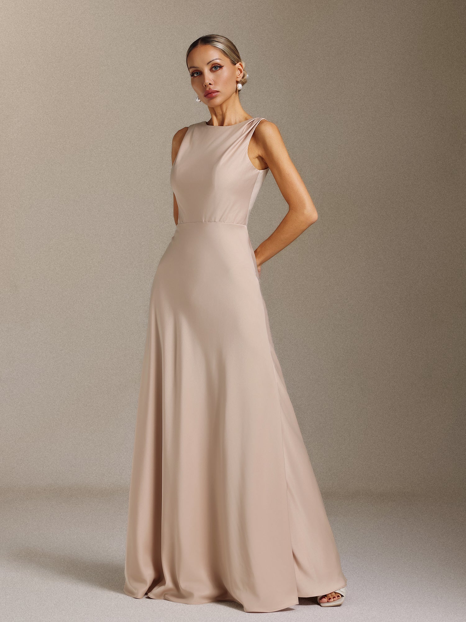 Kyra Sleeveless backless maxi dress