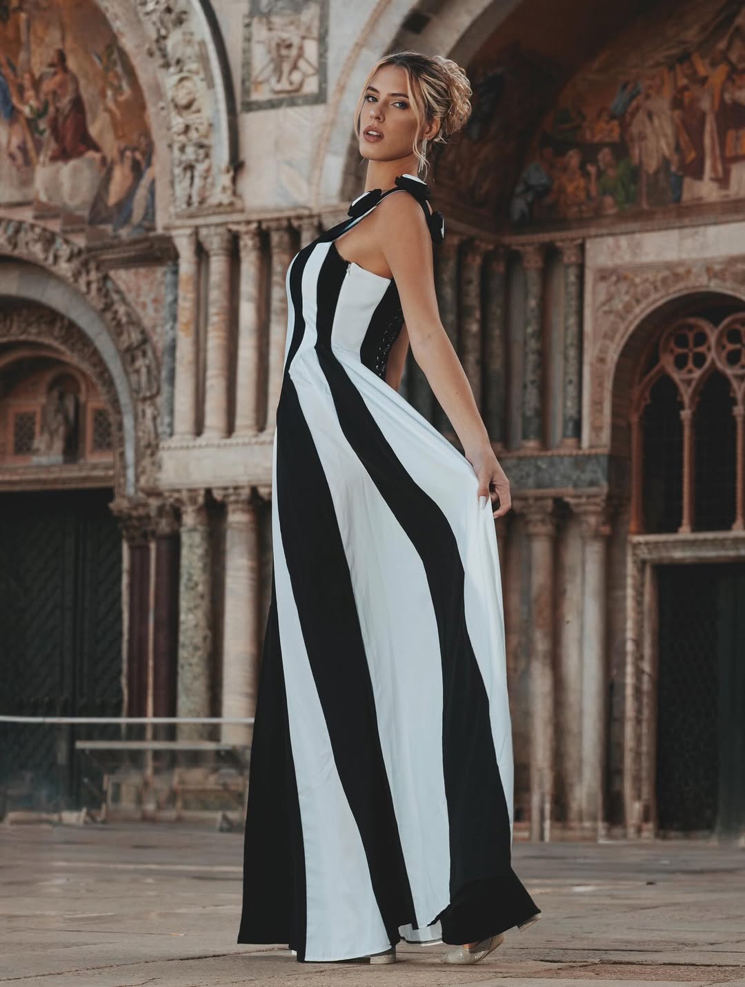 Omega Sleeveless V-Neck Flowers Bandage Maxi Dress